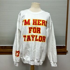 Gildan White I’m Here For Taylor Chiefs 87 with Taylor Swift Patches Sweatshirt
